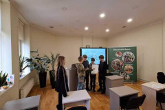 12-klasu-audzekni-pasniedz-dabaszinibu-nodarbibu-6-klasei-24-11-2023-3