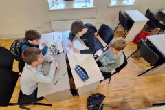 12-klasu-audzekni-pasniedz-dabaszinibu-nodarbibu-6-klasei-24-11-2023-5