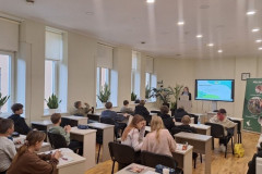 12-klasu-audzekni-pasniedz-dabaszinibu-nodarbibu-6-klasei-24-11-2023-8