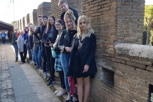 Rīgas Komercskolas audzēkņi piedalījās izzinošajā ceļojumā «Iepazīsti Romu un Vatikānu»