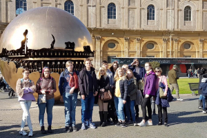 Tālmācības vidusskolas audzēkņi piedalījās izzinošajā ceļojumā «Iepazīsti Romu un Vatikānu»
