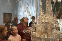 apmeklajam-sudraba-muzeju-8