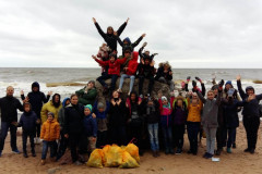 rigas-komercskolas-audzekni-pec-piekrastes-sakopsanas-21-title