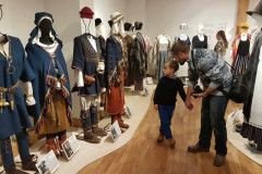 1-kur-slepjas-latvijas-fenomens-profil