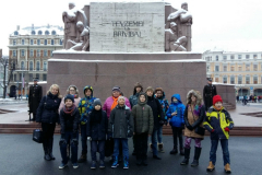 rigas-komercskolas-audzekni-pie-brivibas-pieminekla