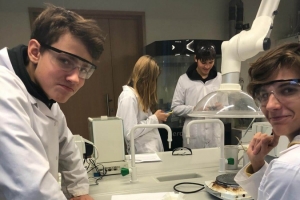 Rīgas Komercskolas 8. un 9.klases audzēkņi pilnveidoja pētnieciskās prasmes, veicot laboratorijas darbu – svina jodīda sintēze
