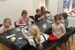 rigas-komercskolas-audzekni-radosaja-ruku-darbnica-1