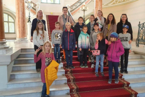 Tālmācības vidusskolā "Rīgas Komercskola" 1.-4.klases audzēkņi apmeklēja izstādi "Rotaļāsimies?"