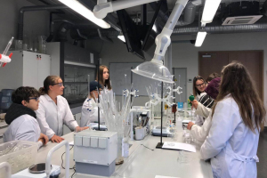 Rīgas Komercskolas audzēkņi apmeklēja LU ķīmijas un dabas izpētes laboratoriju - 2019. gada 17. maijā