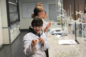 Tālmācības vidusskolas audzēkņi apmeklēja LU ķīmijas un dabas izpētes laboratoriju - 2019. gada 17. maijā