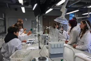 Tālmācības vidusskolas audzēkņi apmeklēja LU ķīmijas un dabas izpētes laboratoriju - 2019. gada 17. maijā