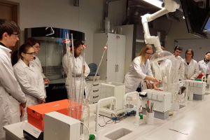 Rīgas Komercskolas audzēkņi ķīmijas konsultācijā LU Dabaszinātņu Akadēmiskajā centra laboratorijā