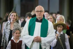Rīgas Komercskola Zinību diena Doma baznīcā, gājiens