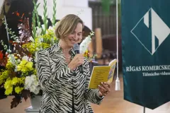 Rīgas Komercskola Zinību diena Doma baznīcā - pirmās klases audzinātāja