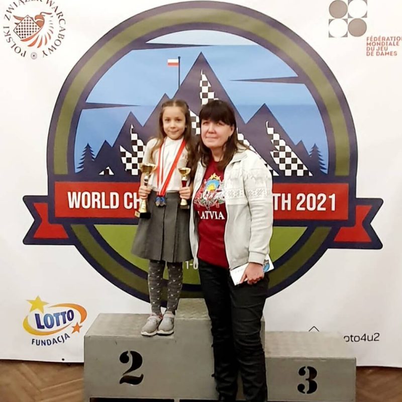 Īpašs prieks un lepnums par Rīgas Komercskolas 3. klases audzēkni Varvaru Ivanovu, kura ir izcīnījusi 2. vietu pasaules čempionātā 100 lauciņu dambretē.